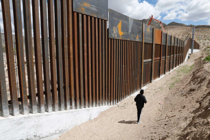 Wall,That,Divides,The,Border,Between,The,City,Of,Juarez,