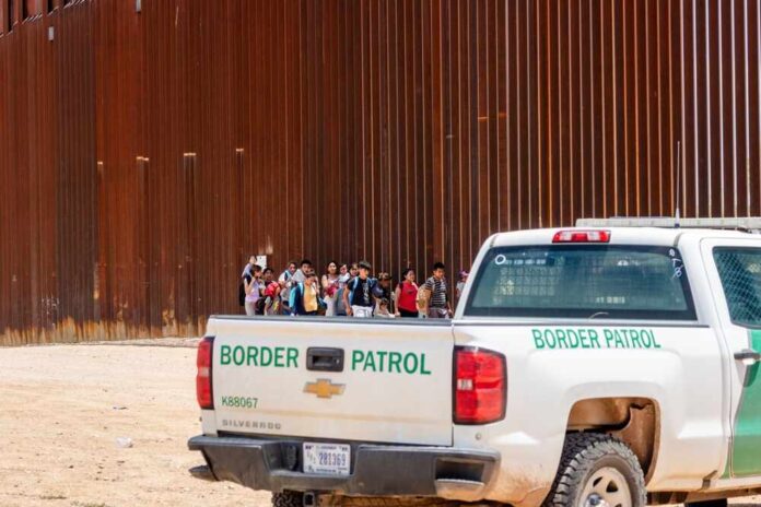 Sasabe,,Az,-,July,15,,2023:,A,Group,Of,Migrants