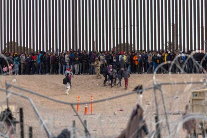Juárez,,Chih.,,Mex.,,03-21-24.,Hundreds,Of,Migrants,Attempt,To,Cross