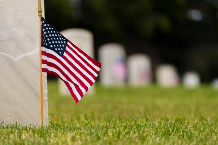 Small,American,Flags,And,Headstones,At,National,Cemetary-,Memorial,Day