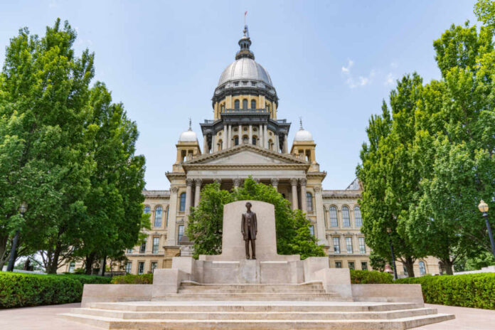 Abraham,Lincoln,Statue,In,Front,Of,The,Illinois,State,Capital
