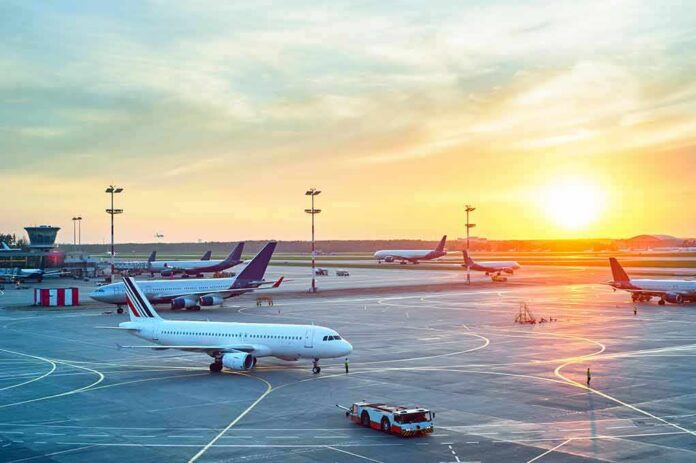 shutterstock_324754607 Airplanes on airport tarmac at sunset